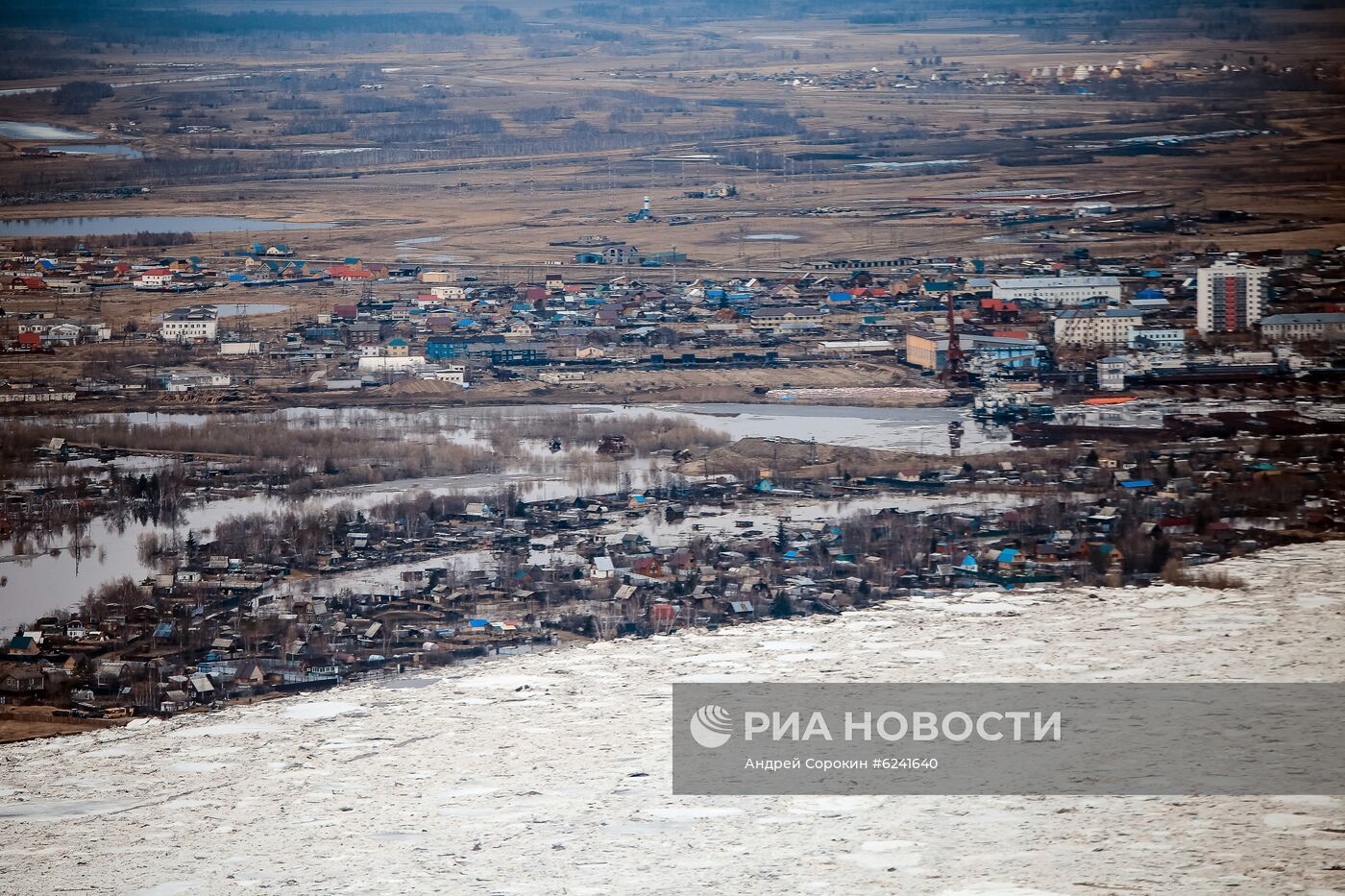 Весенний ледоход на реке Лена в Якутии