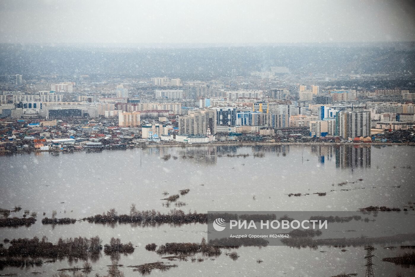 Весенний ледоход на реке Лена в Якутии