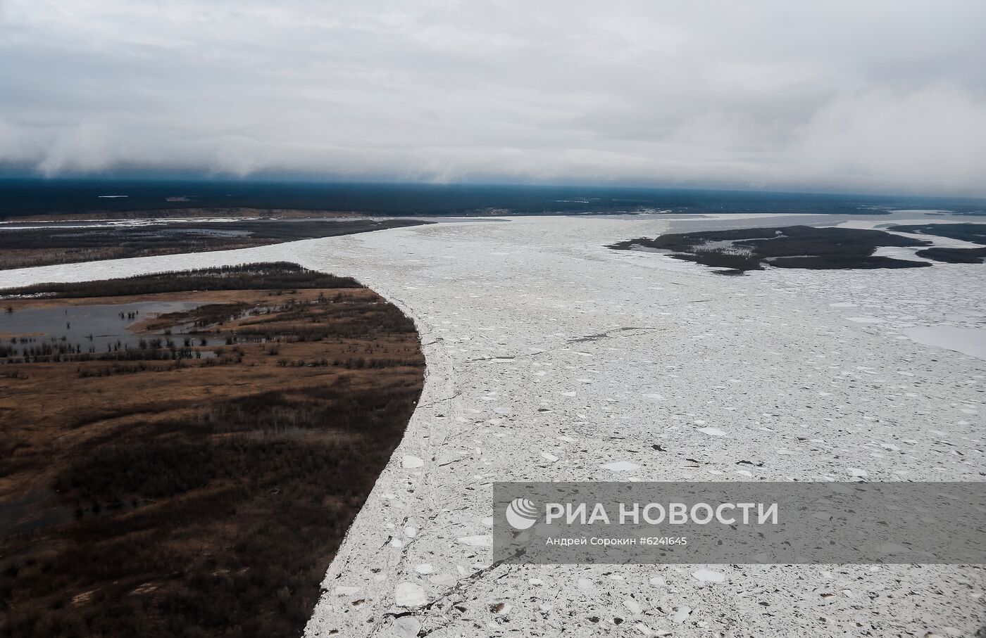 Весенний ледоход на реке Лена в Якутии