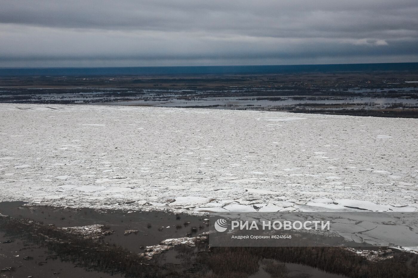 Весенний ледоход на реке Лена в Якутии