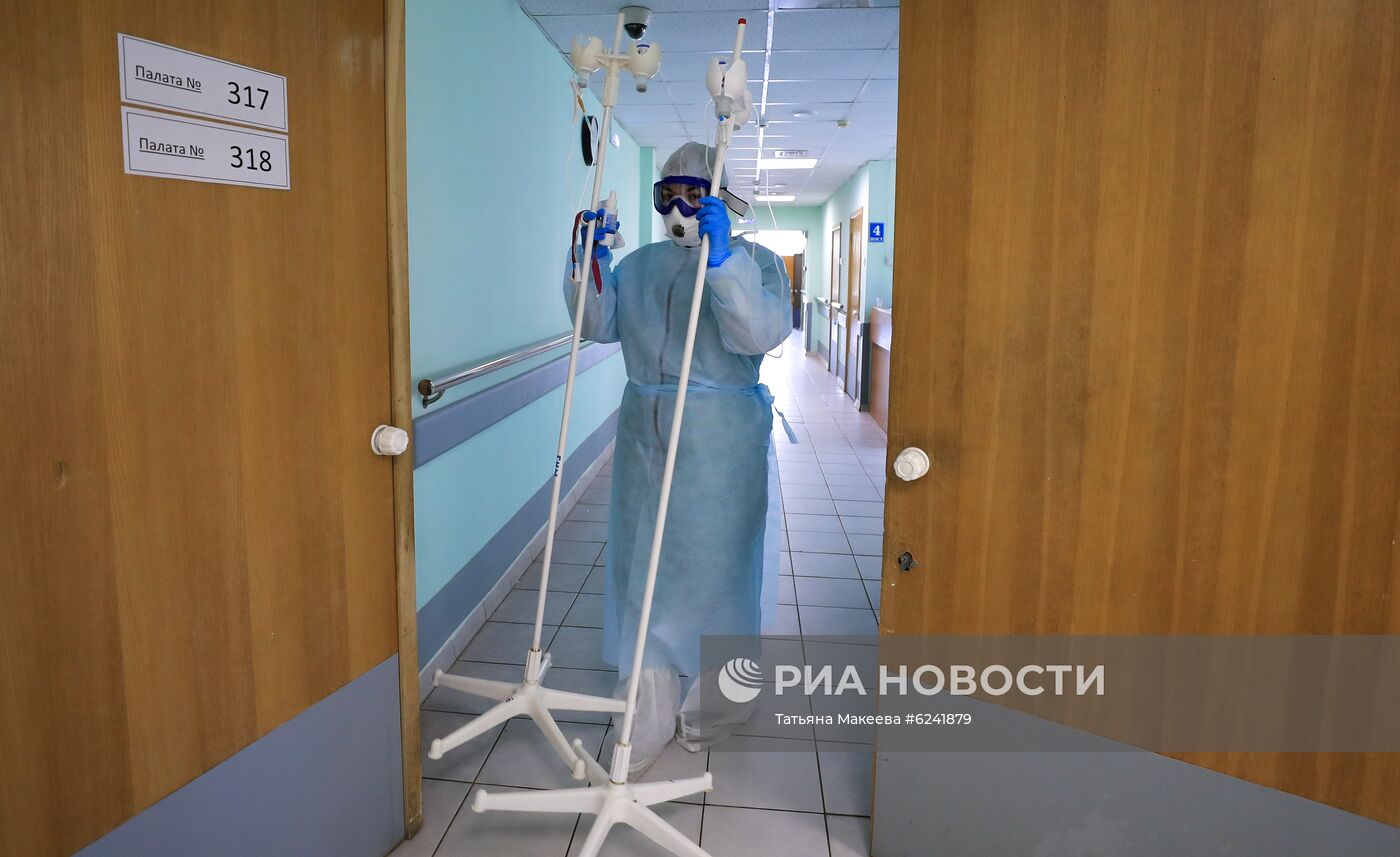 Работа медиков с больными COVID-19 в Тверской областной клинической больнице 