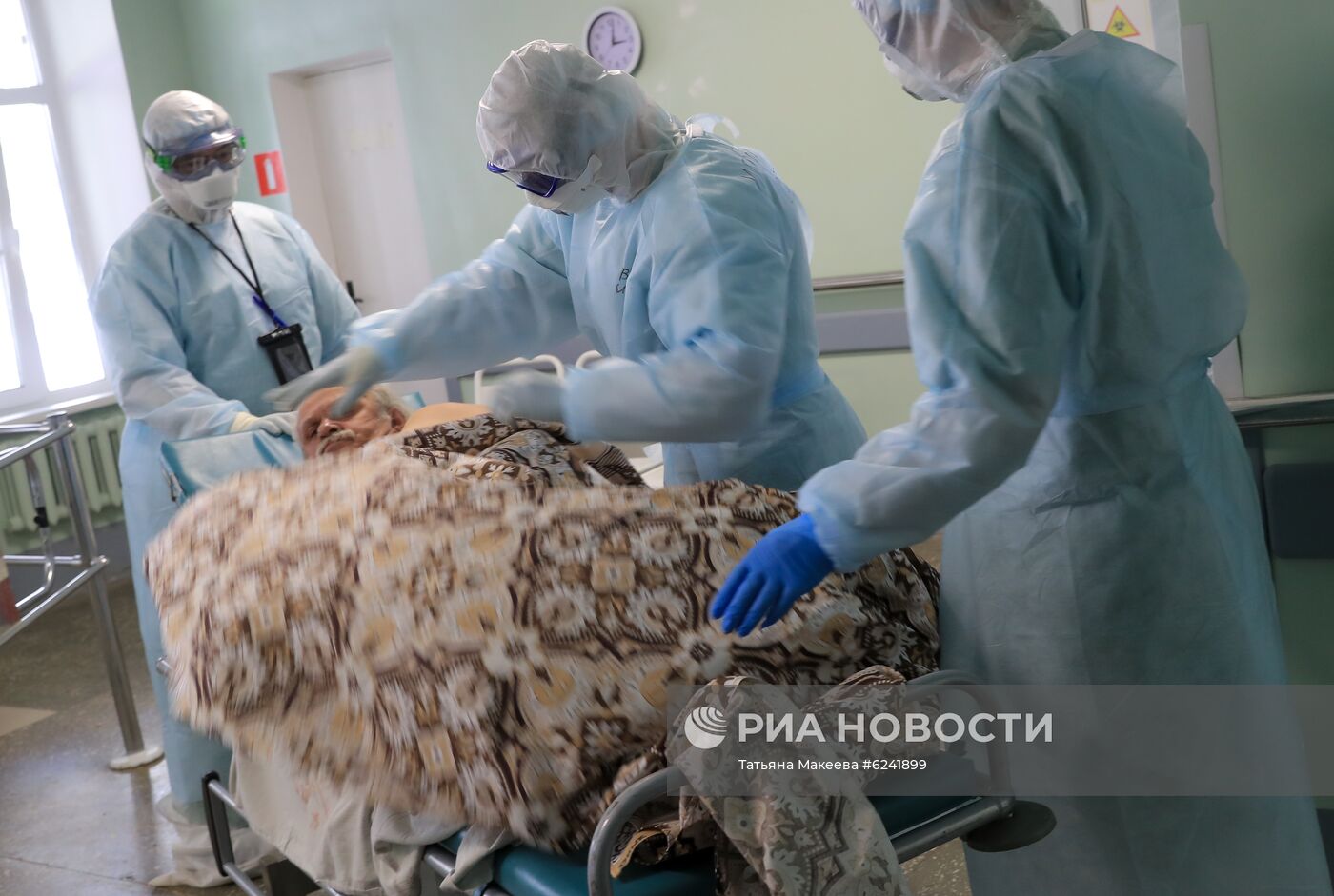 Работа медиков с больными COVID-19 в Тверской областной клинической больнице 