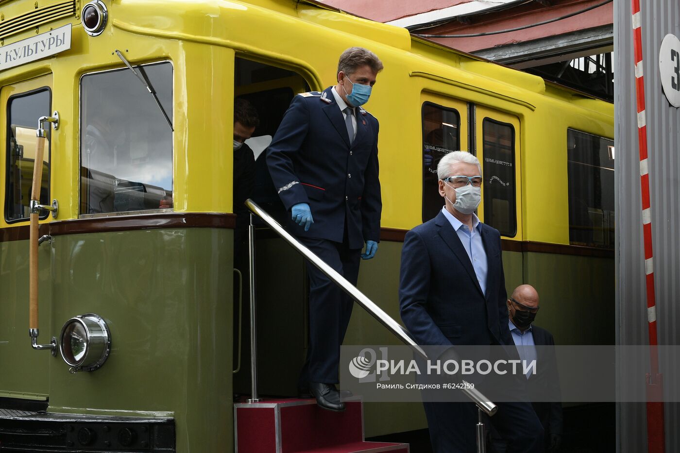 Мэр Москвы С. Собянин поздравил сотрудников метрополитена с 85-летием