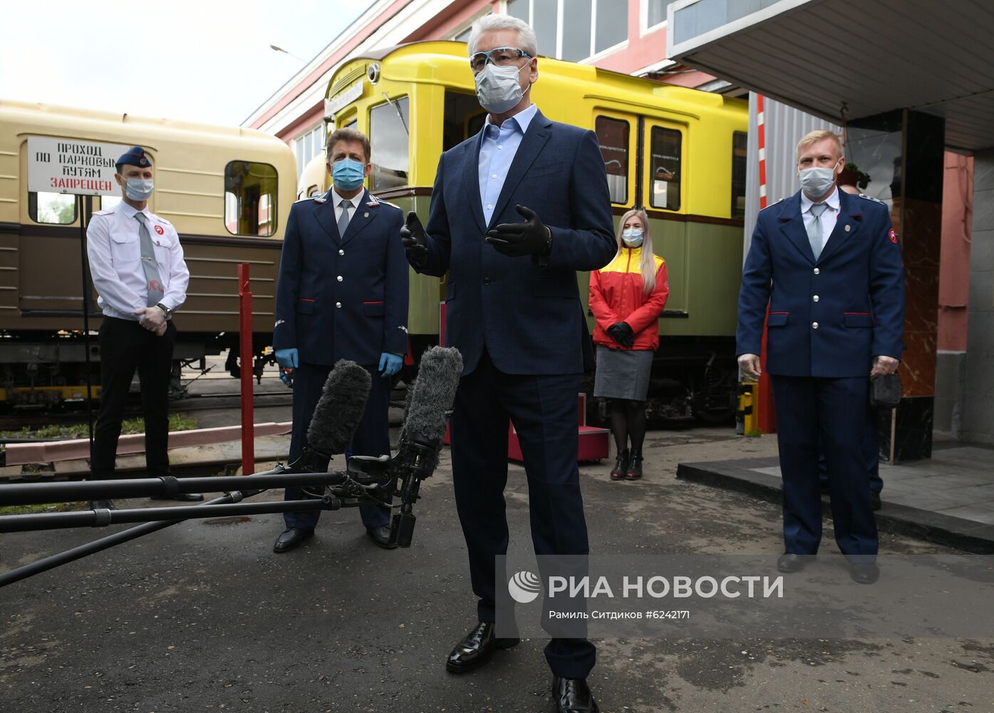 Мэр Москвы С. Собянин поздравил сотрудников метрополитена с 85-летием