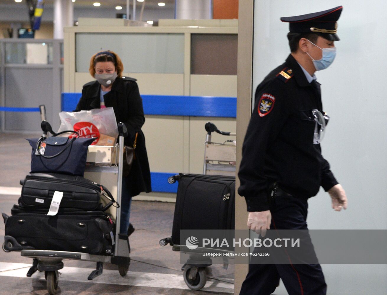 Самолет с россиянами прилетел из Нью-Йорка в Москву 