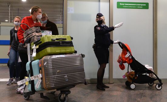 Самолет с россиянами прилетел из Нью-Йорка в Москву 