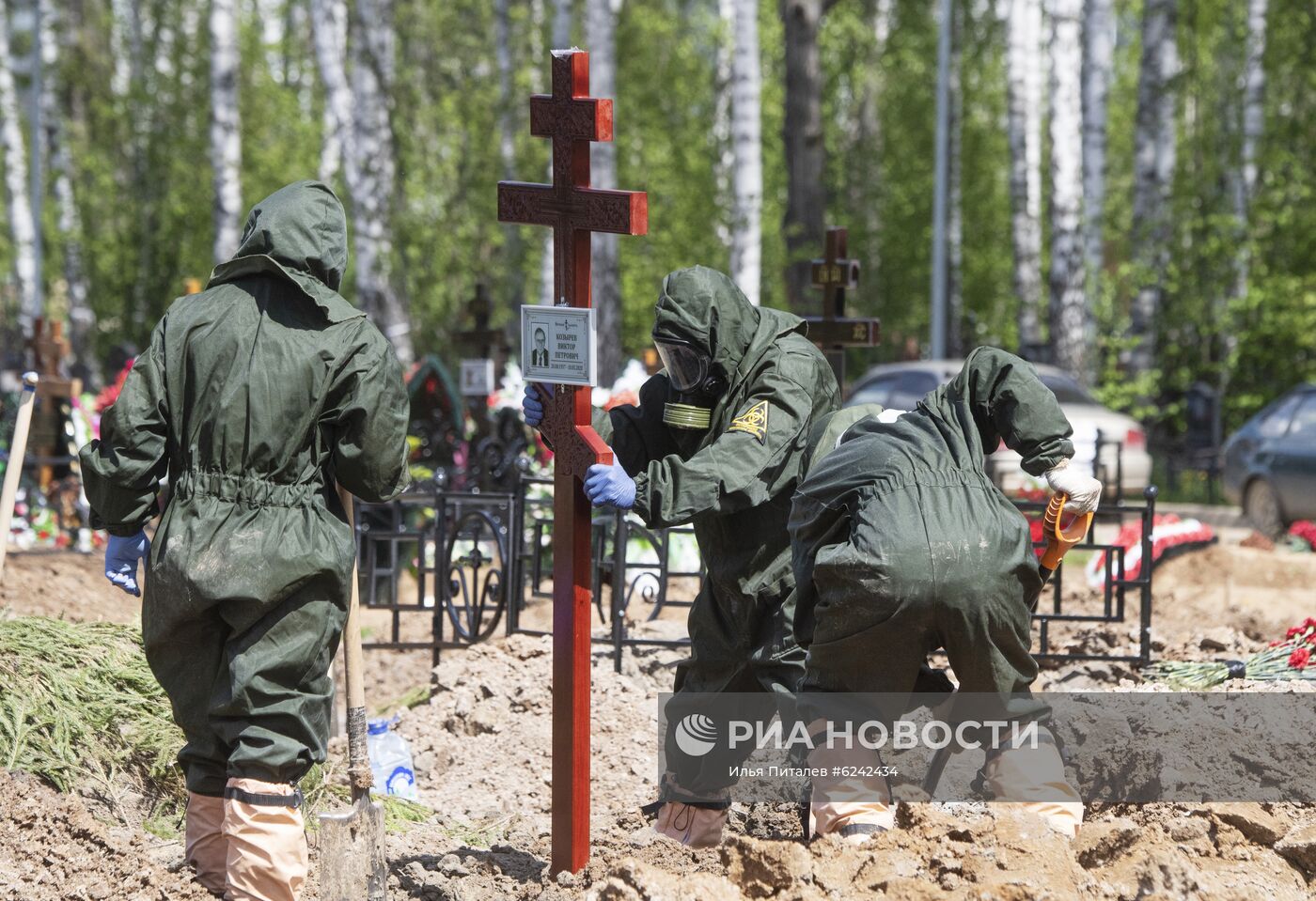 Похороны умерших от коронавируса в Москве