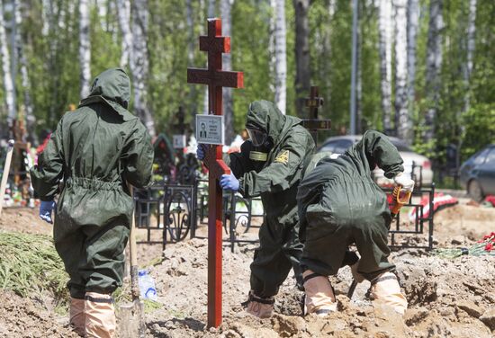 Похороны умерших от коронавируса в Москве 