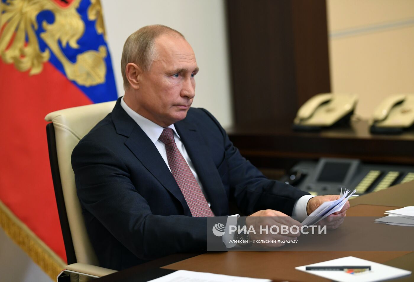 Президент РФ В. Путин провел совещание по открытию медцентров Минобороны в субъектах РФ для больных с COVID-19