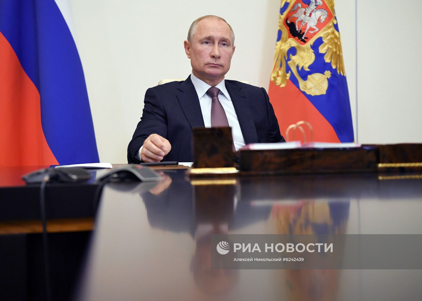 Президент РФ В. Путин провел совещание по открытию медцентров Минобороны в субъектах РФ для больных с COVID-19