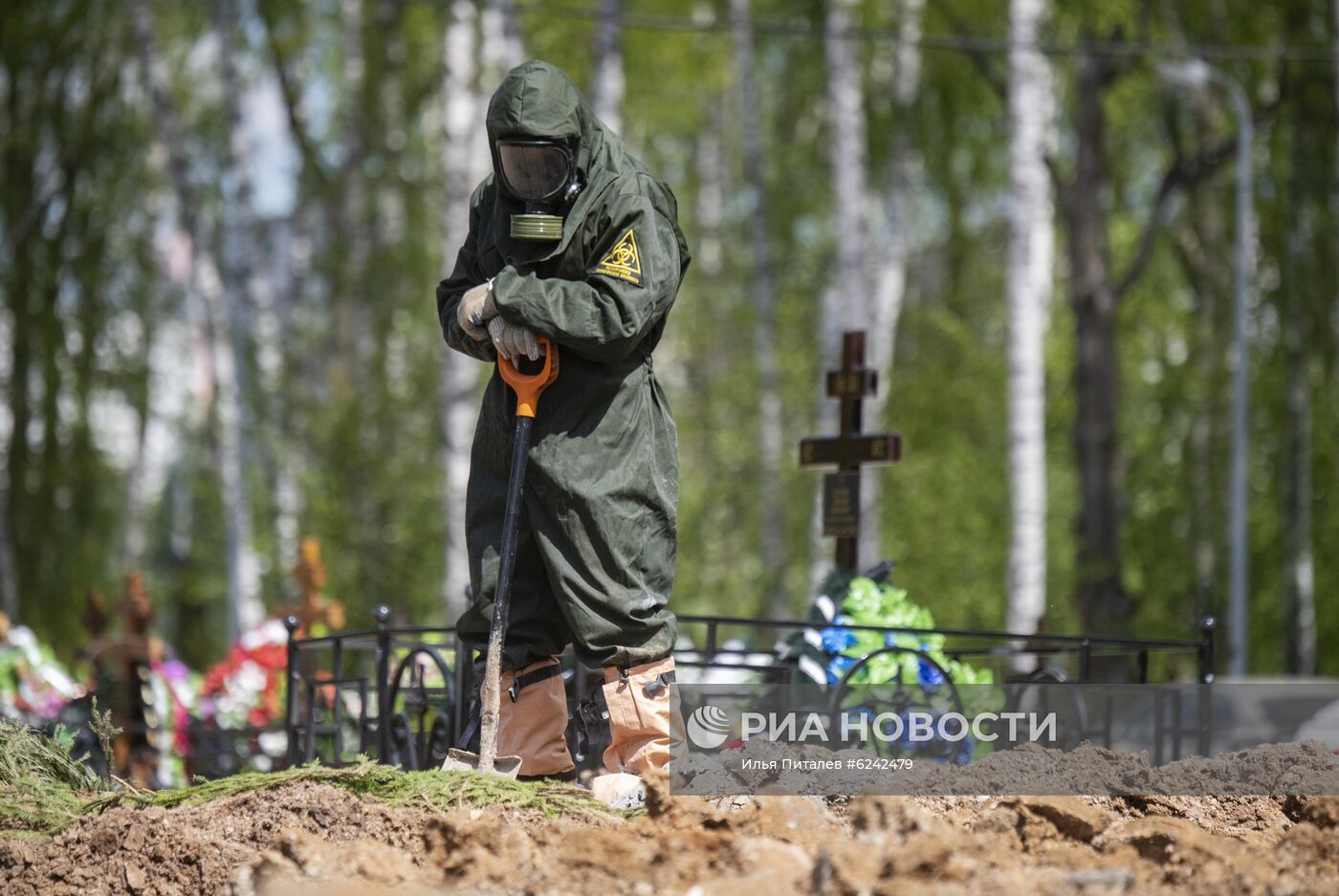 Похороны умерших от коронавируса в Москве 