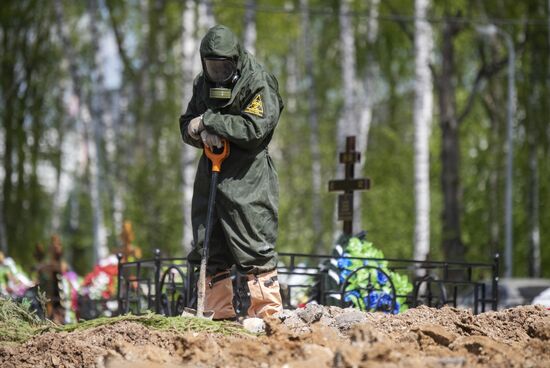 Похороны умерших от коронавируса в Москве 