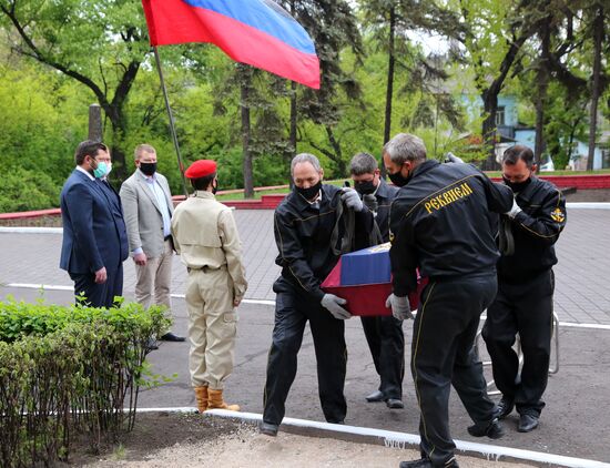 Церемония перезахоронения останков безымянного солдата, погибшего в годы ВОВ