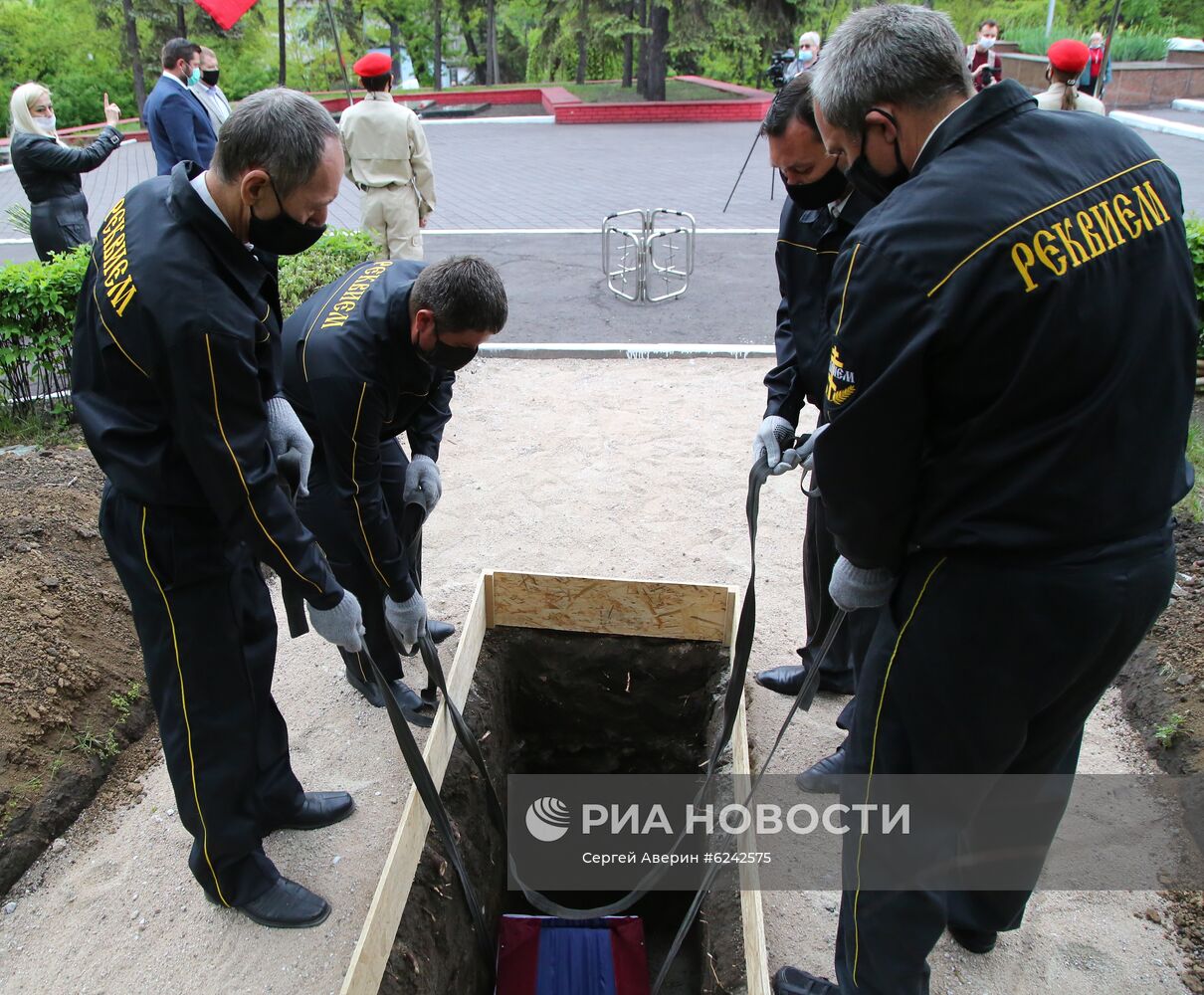 Церемония перезахоронения останков безымянного солдата, погибшего в годы ВОВ