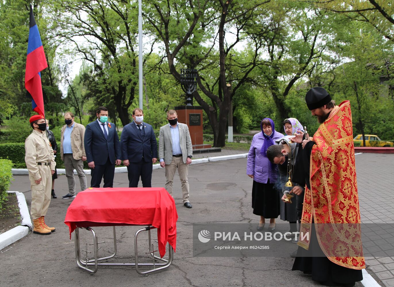 Церемония перезахоронения останков безымянного солдата, погибшего в годы ВОВ