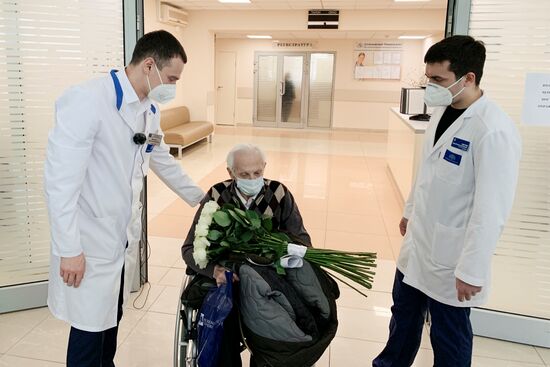 В Москве от COVID-19 вылечили 100-летнего ветерана Б. Новикова