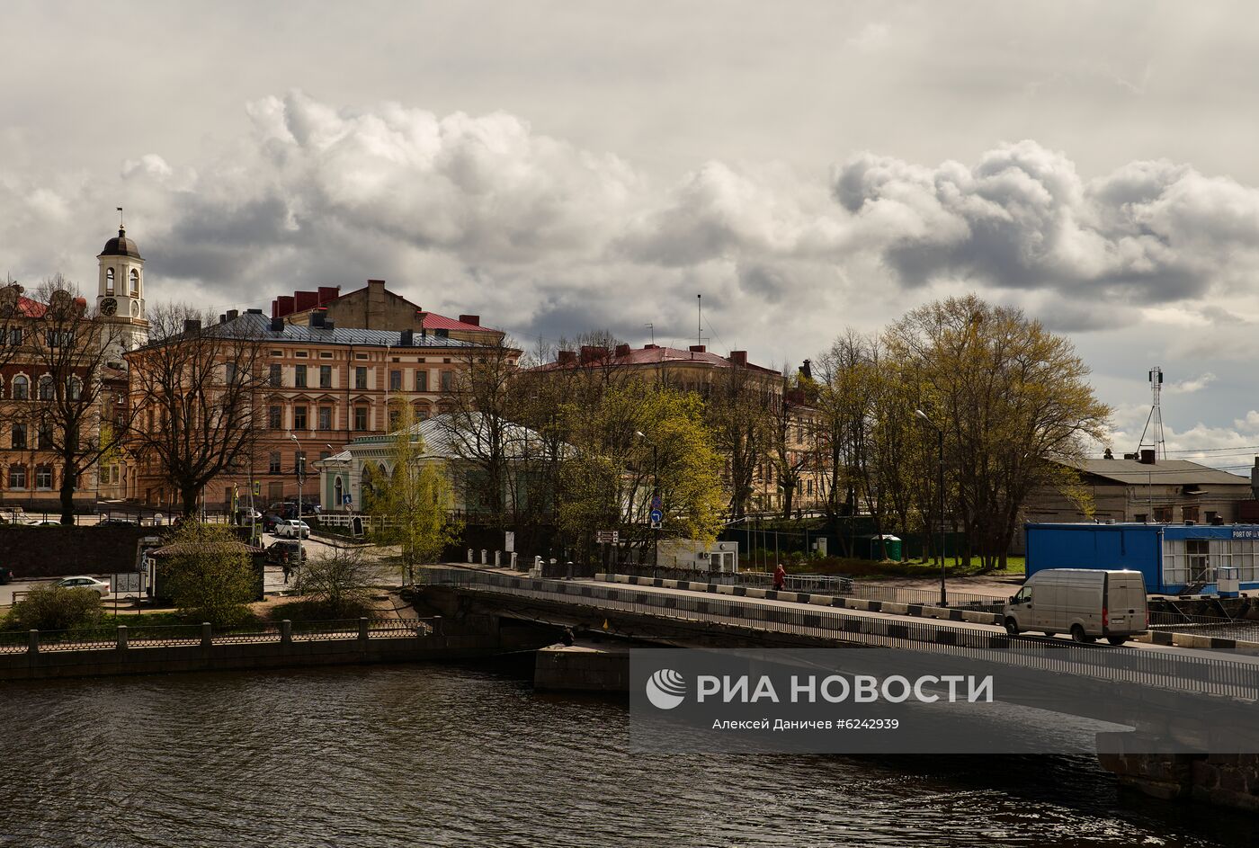 Под питером. Осенний Выборг. Выборг в октябре. Октябрь в Москве. Питер в октябре.