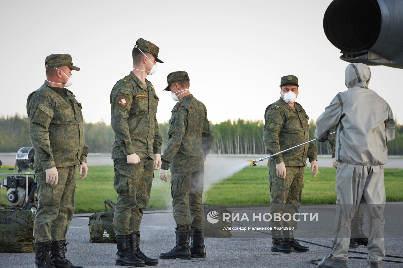 Возвращение российских военных специалистов из Италии