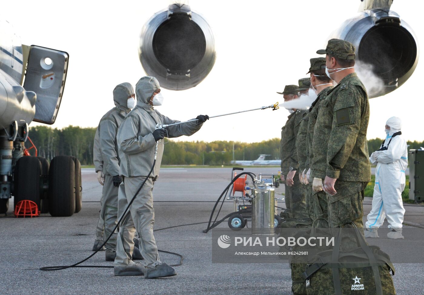 Возвращение российских военных специалистов из Италии