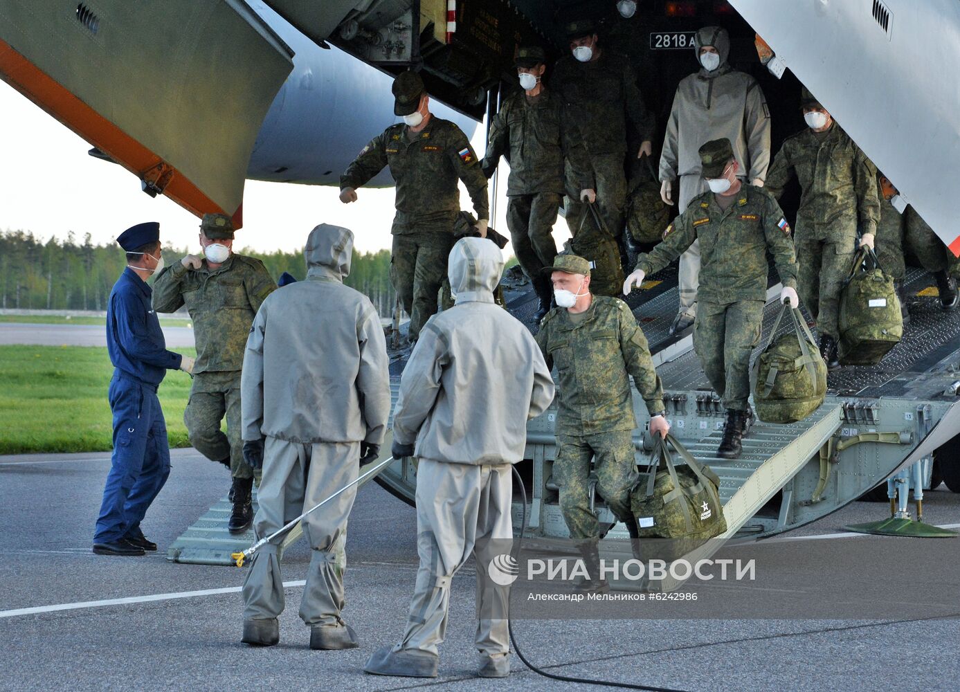 Возвращение российских военных специалистов из Италии