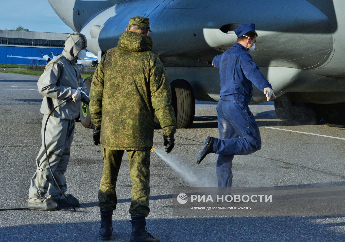 Возвращение российских военных специалистов из Италии