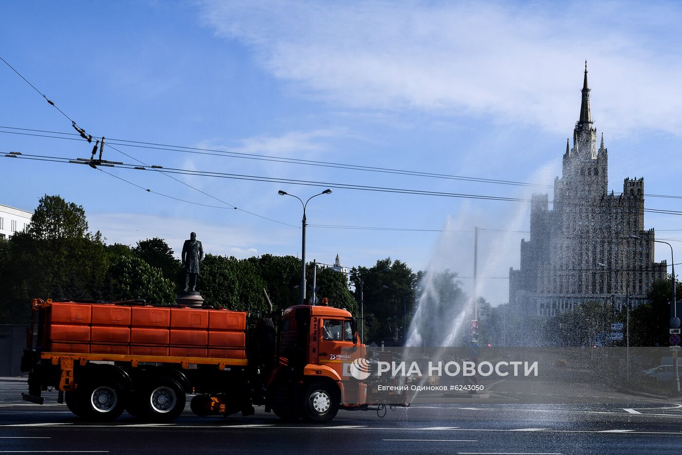 Дезинфекция дорог и тротуаров в Москве 