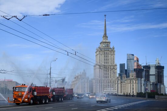 Дезинфекция дорог и тротуаров в Москве 