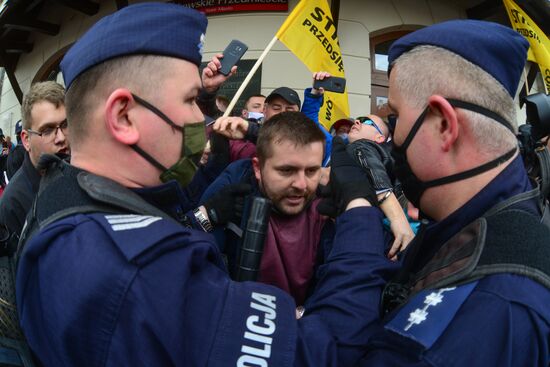 Акция против карантинных мер в Варшаве