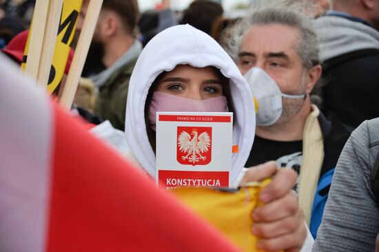 Акция против карантинных мер в Варшаве