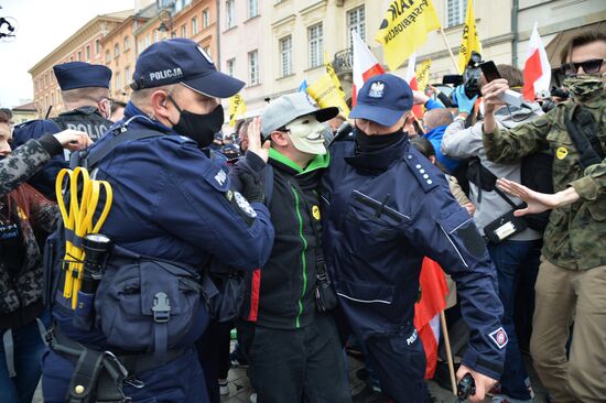 Акция против карантинных мер в Варшаве