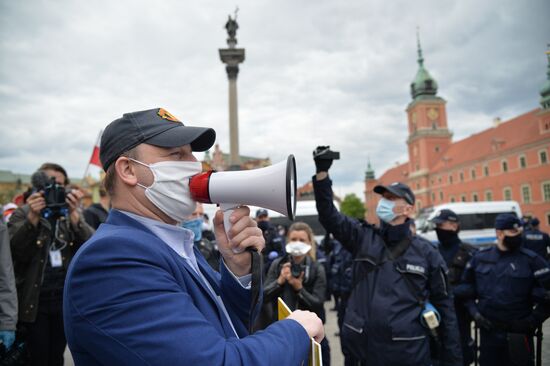 Акция против карантинных мер в Варшаве