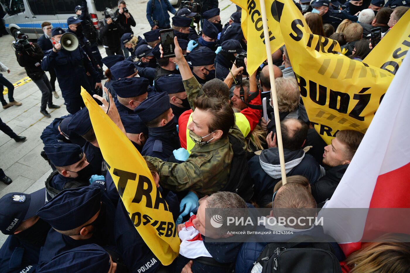 Акция против карантинных мер в Варшаве