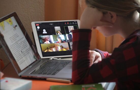 Московские школьники продолжают факультативные онлайн-занятия
