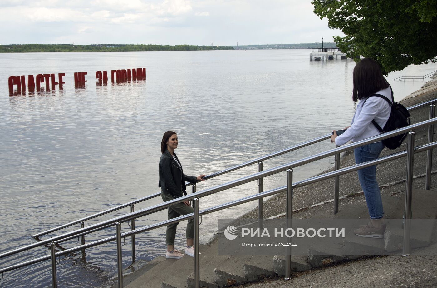 В Перми затопило арт-объект "Счастье не за горами" и набережную Камы