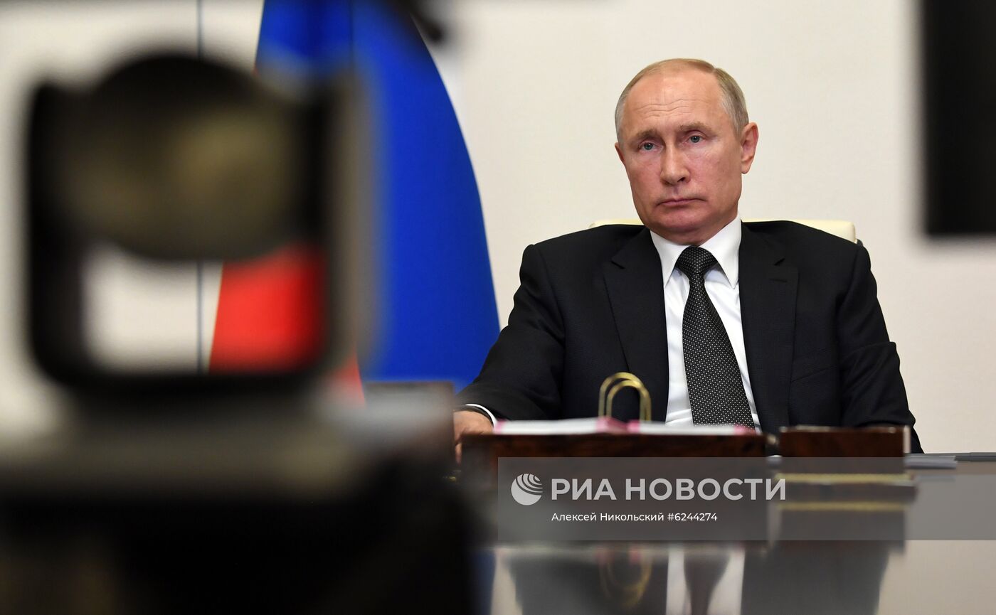 Президент РФ В. Путин провел совещание с представителями общественности Дагестана