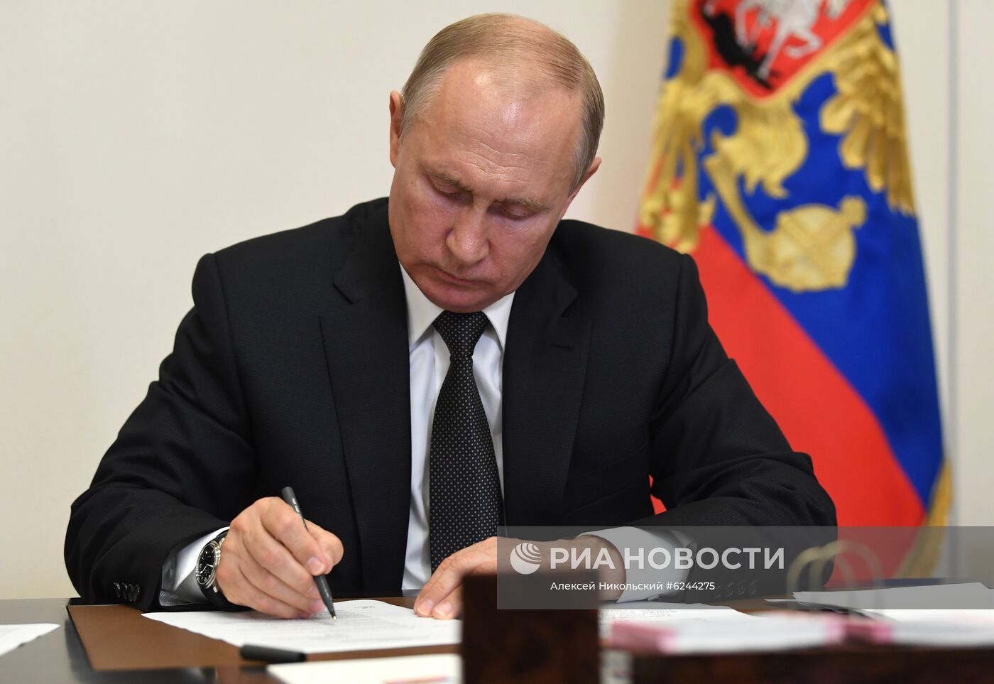 Президент РФ В. Путин провел совещание с представителями общественности Дагестана