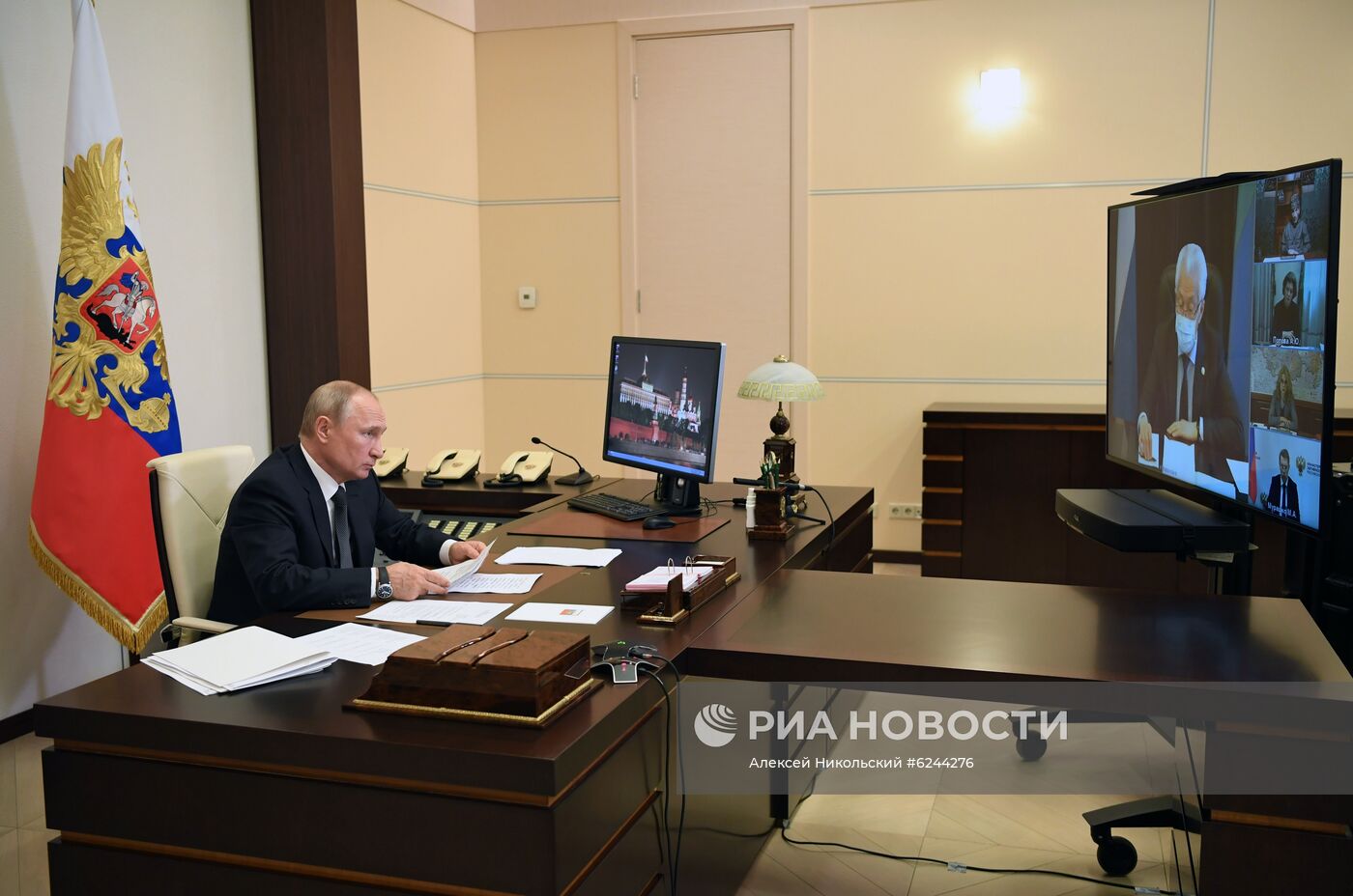 Президент РФ В. Путин провел совещание с представителями общественности Дагестана