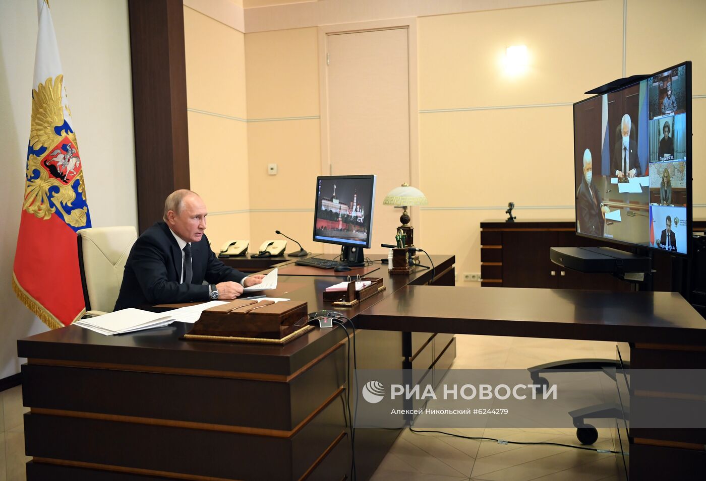 Президент РФ В. Путин провел совещание с представителями общественности Дагестана