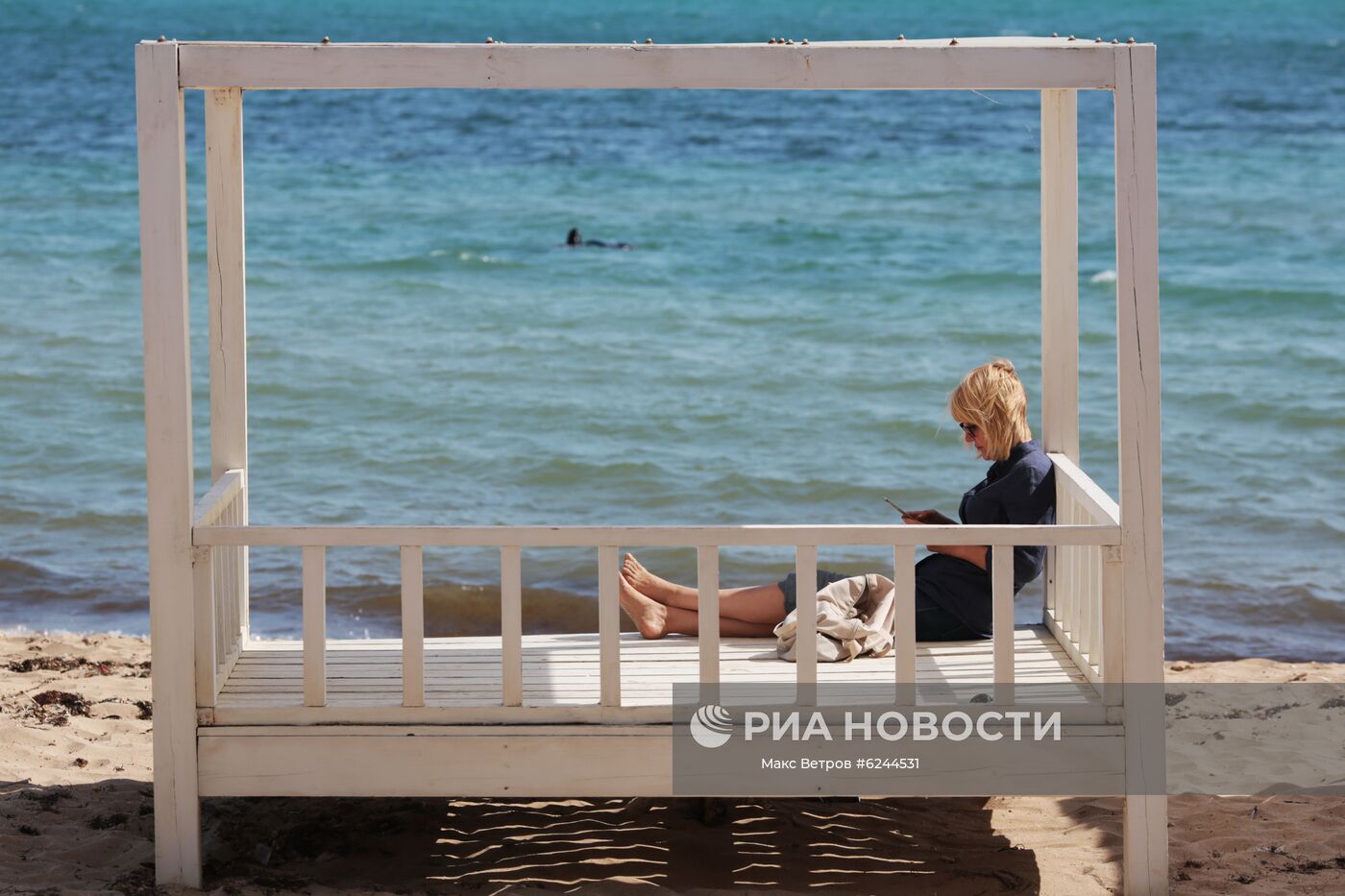 Отдыхающая на пляже в Евпатории. В Крыму с 18 мая отменяется режим самоизоляции. Место: Россия, Евпатория. Автор: Макс Ветров/РИА Новости. Ослабление карантинного режима в городах России