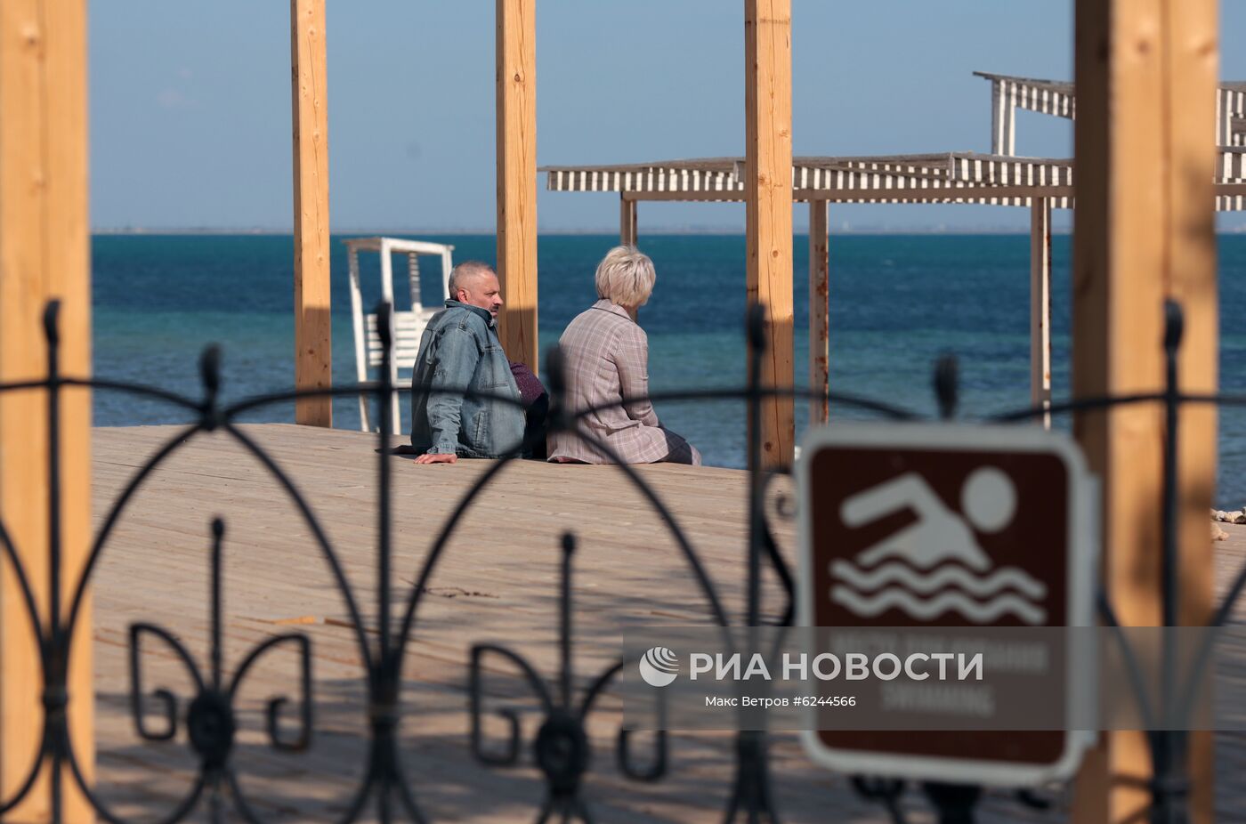 Отдыхающие на пляже в Евпатории. В Крыму с 18 мая отменяется режим самоизоляции. Место: Россия, Евпатория. Автор: Макс Ветров/РИА Новости. Ослабление карантинного режима в городах России