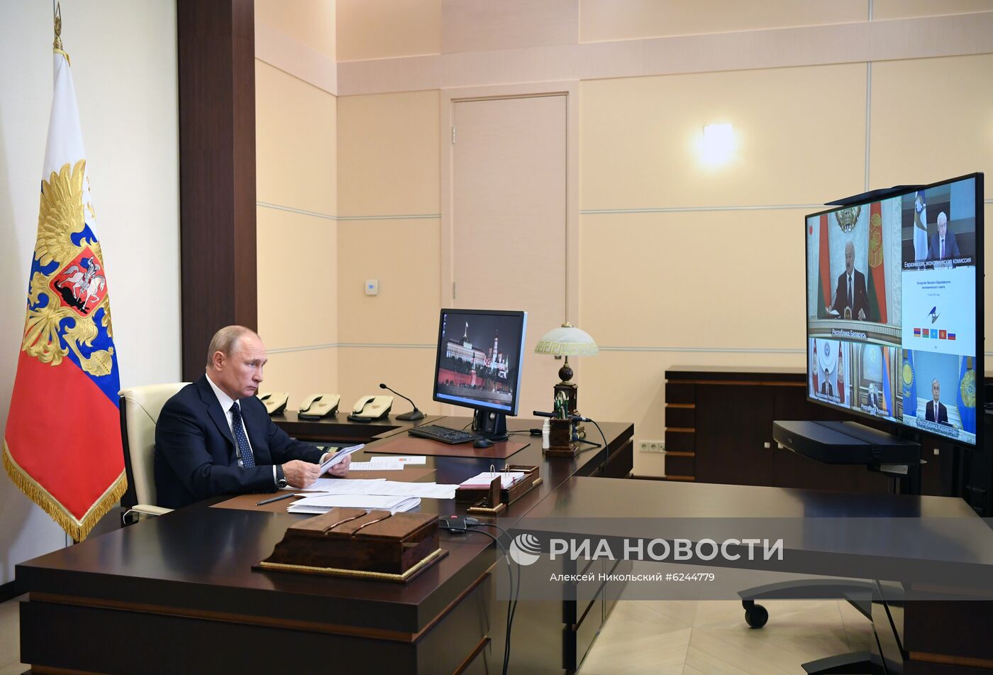 Президент РФ В. Путин принял участие в заседании ВЕЭС в режиме видеоконференции