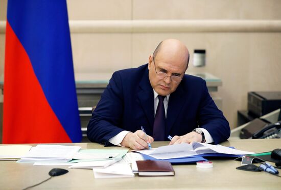 Премьер-министр РФ М. Мишустин принял участие в совещании по вопросам реализации мер поддержки экономики и социальной сферы
