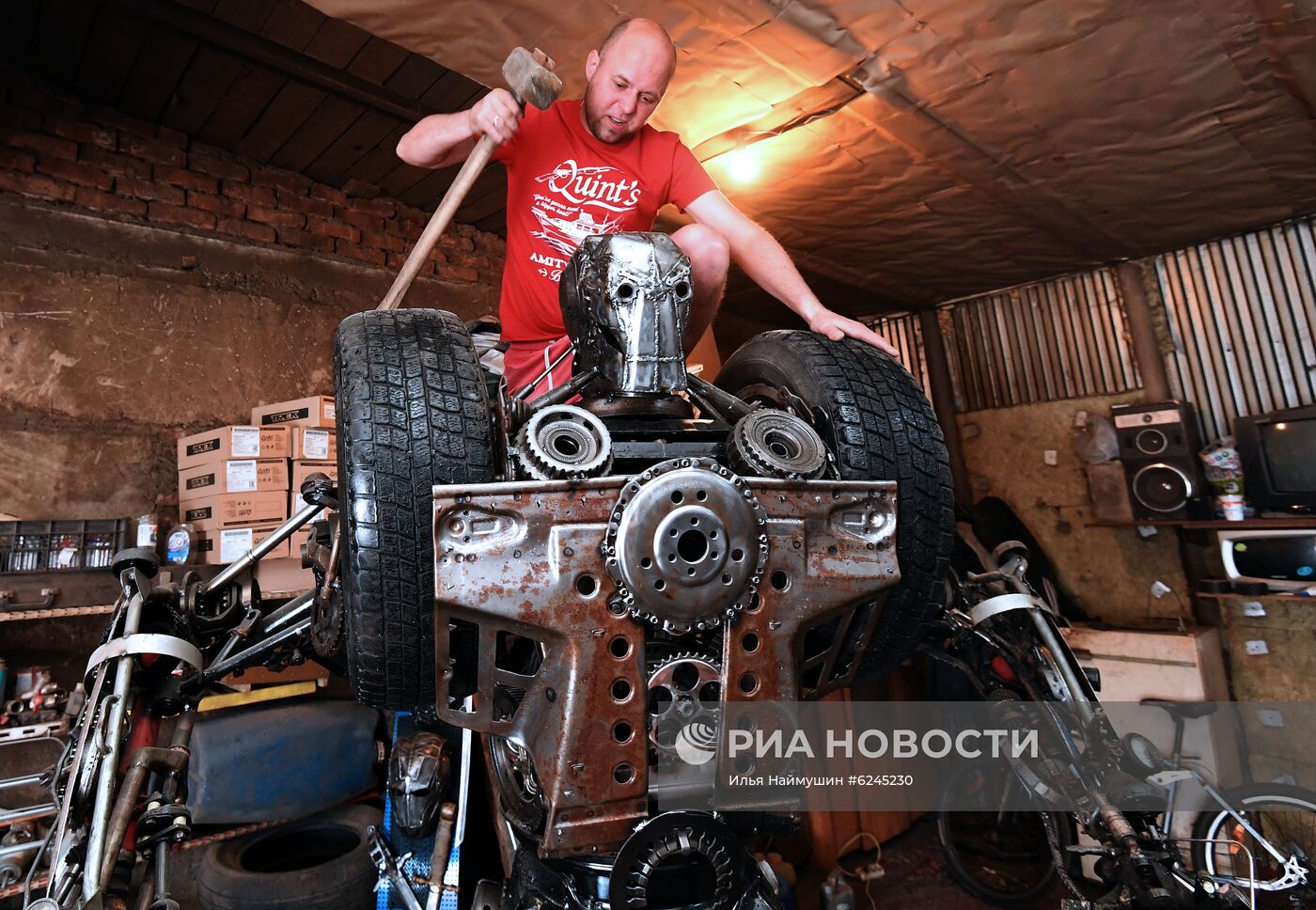Житель Дивногорска создает необычные экспонаты из деталей автомобилей