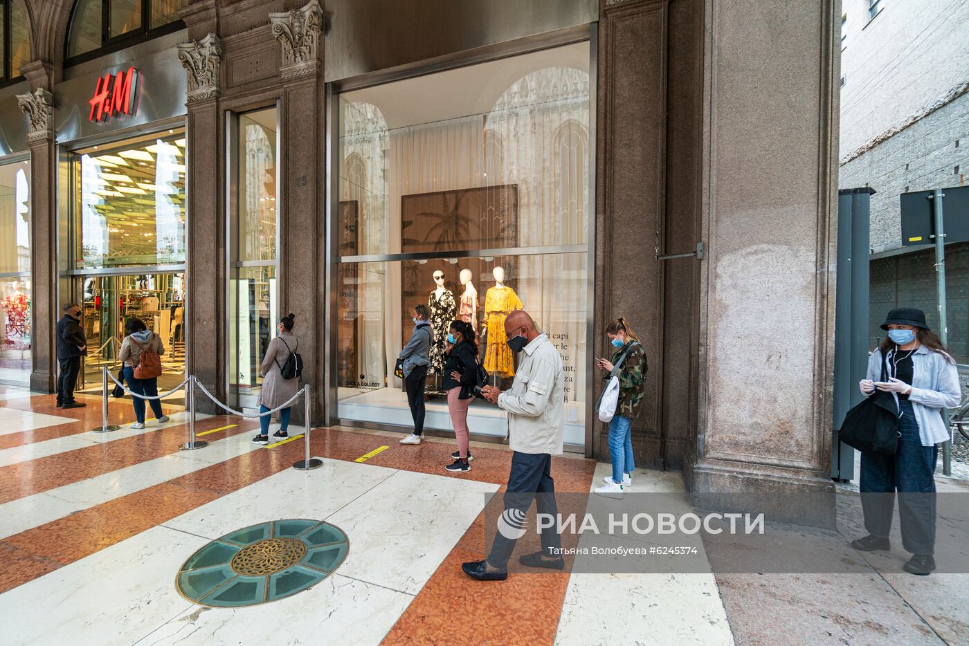 Посетители соблюдают социальную дистанцию в очереди в торговой галерее Виктора Эммануила II в Милане. Место: Италия, Милан. Автор: Татьяна Волобуева/РИА Новости. Ослабление карантинных мер в Ломбардии