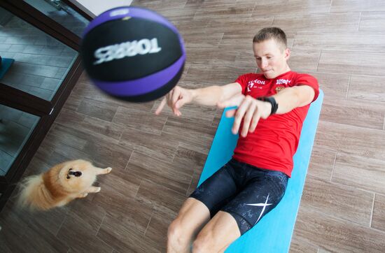 Домашняя тренировка лыжника Д. Спицова