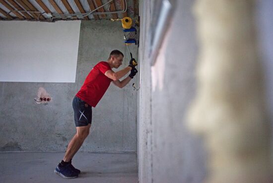 Домашняя тренировка лыжника Д. Спицова