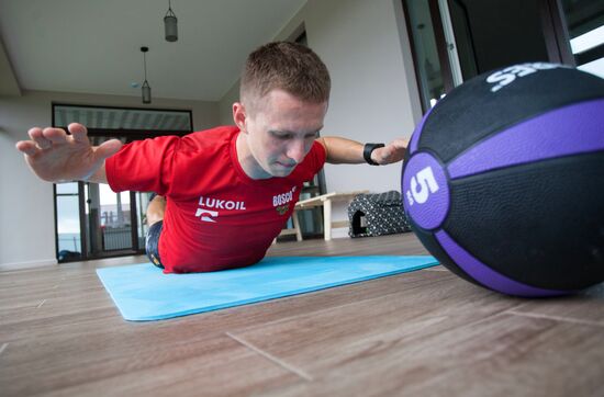 Домашняя тренировка лыжника Д. Спицова