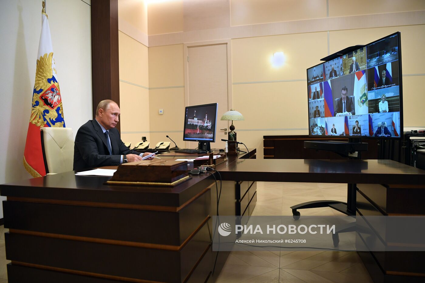Президент РФ В. Путин провел совещание по поддержке АПК в условиях пандемии