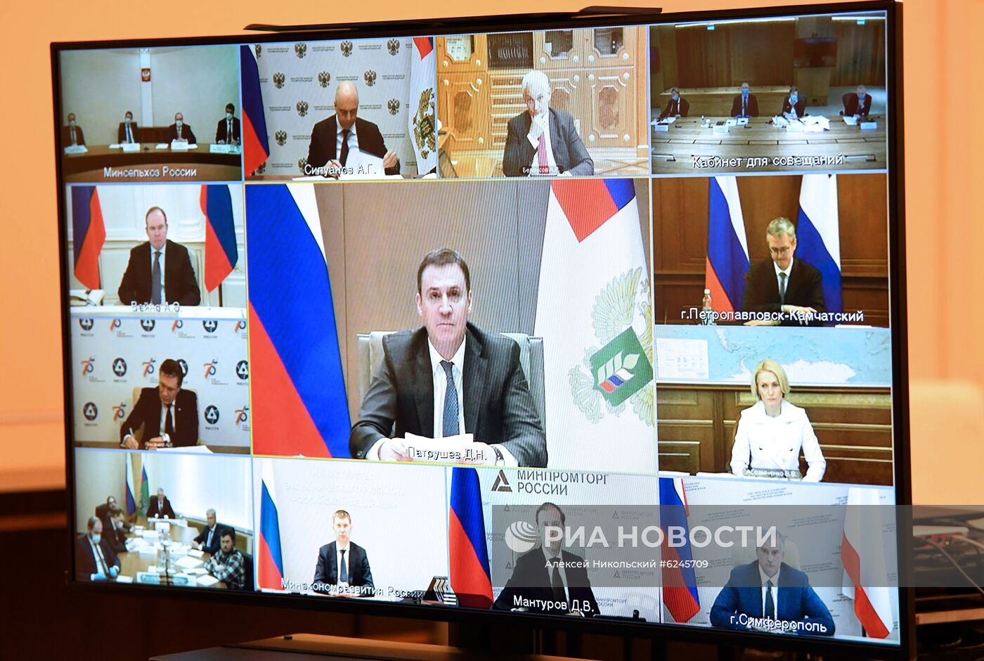 Президент РФ В. Путин провел совещание по поддержке АПК в условиях пандемии