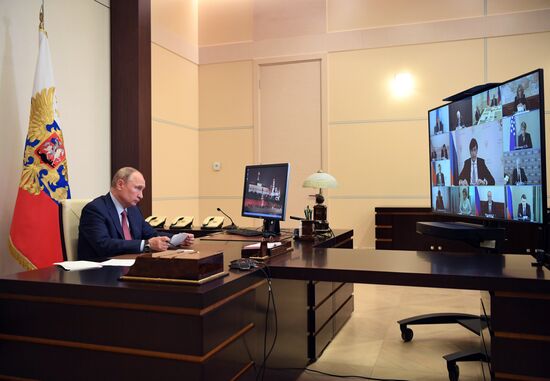 Президент РФ В. Путин провел совещание